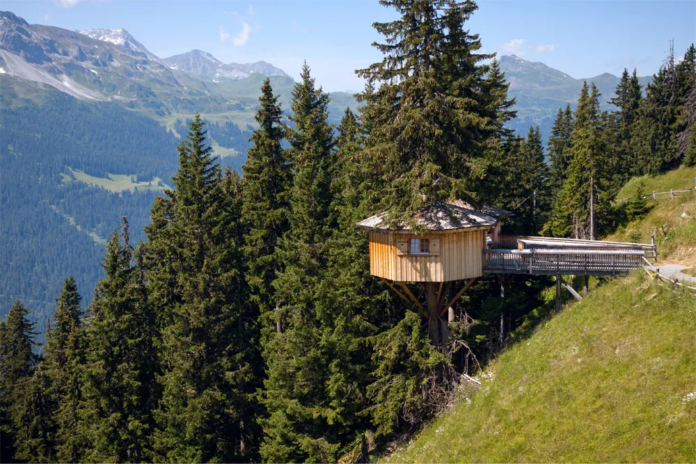 Cabane Atypik Home, dans les arbres avec vue sur les montagnes pour des s&eacute;jours insolites.